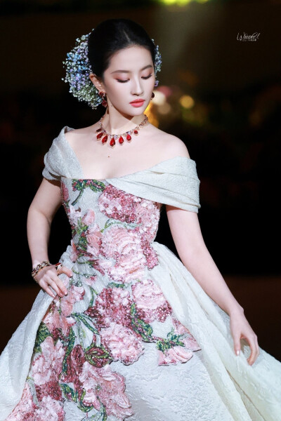 刘亦菲出席2025 VOGUE时尚之力二十周年盛会造型图集，Elie Saab 2025秋冬系列高定礼服搭配Bvlgari宝格丽高级珠宝2025.10.23