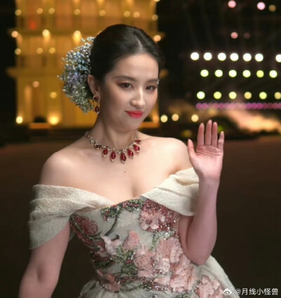 刘亦菲出席2025 VOGUE时尚之力二十周年盛会造型图集，Elie Saab 2025秋冬系列高定礼服搭配Bvlgari宝格丽高级珠宝2025.10.23