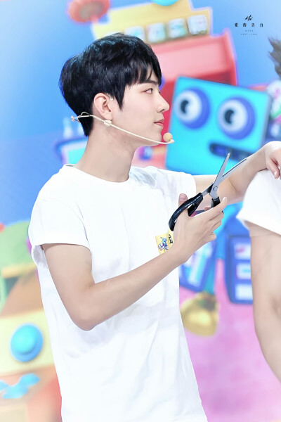 肖战 20161128录制《大牌对王牌》20161216期
见水印