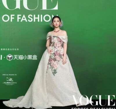 刘亦菲出席2025 VOGUE时尚之力二十周年盛会造型图集，Elie Saab 2025秋冬系列高定礼服搭配Bvlgari宝格丽高级珠宝2025.10.23