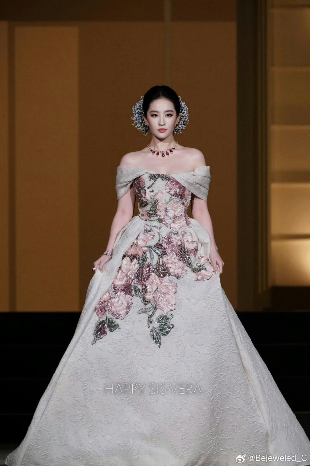 刘亦菲出席2025 VOGUE时尚之力二十周年盛会造型图集，Elie Saab 2025秋冬系列高定礼服搭配Bvlgari宝格丽高级珠宝2025.10.23