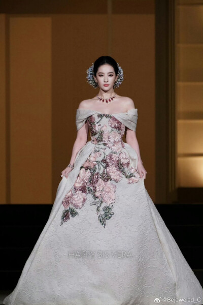 刘亦菲出席2025 VOGUE时尚之力二十周年盛会造型图集，Elie Saab 2025秋冬系列高定礼服搭配Bvlgari宝格丽高级珠宝2025.10.23