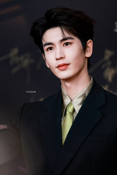 cr.WildBluebell·张凌赫