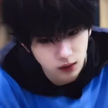 豆包，帮我生成一个只给我当狗的人