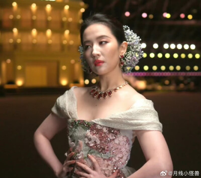 刘亦菲出席2025 VOGUE时尚之力二十周年盛会造型图集，Elie Saab 2025秋冬系列高定礼服搭配Bvlgari宝格丽高级珠宝2025.10.23