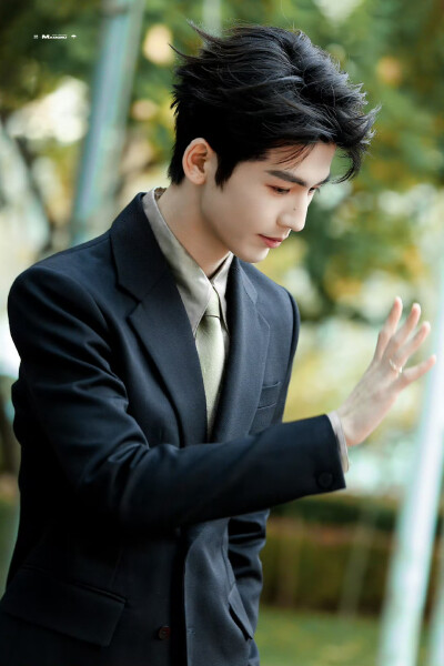 cr.MAMORU·张凌赫