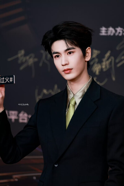 cr.WildBluebell·张凌赫