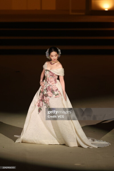 刘亦菲出席2025 VOGUE时尚之力二十周年盛会造型图集，Elie Saab 2025秋冬系列高定礼服搭配Bvlgari宝格丽高级珠宝2025.10.23