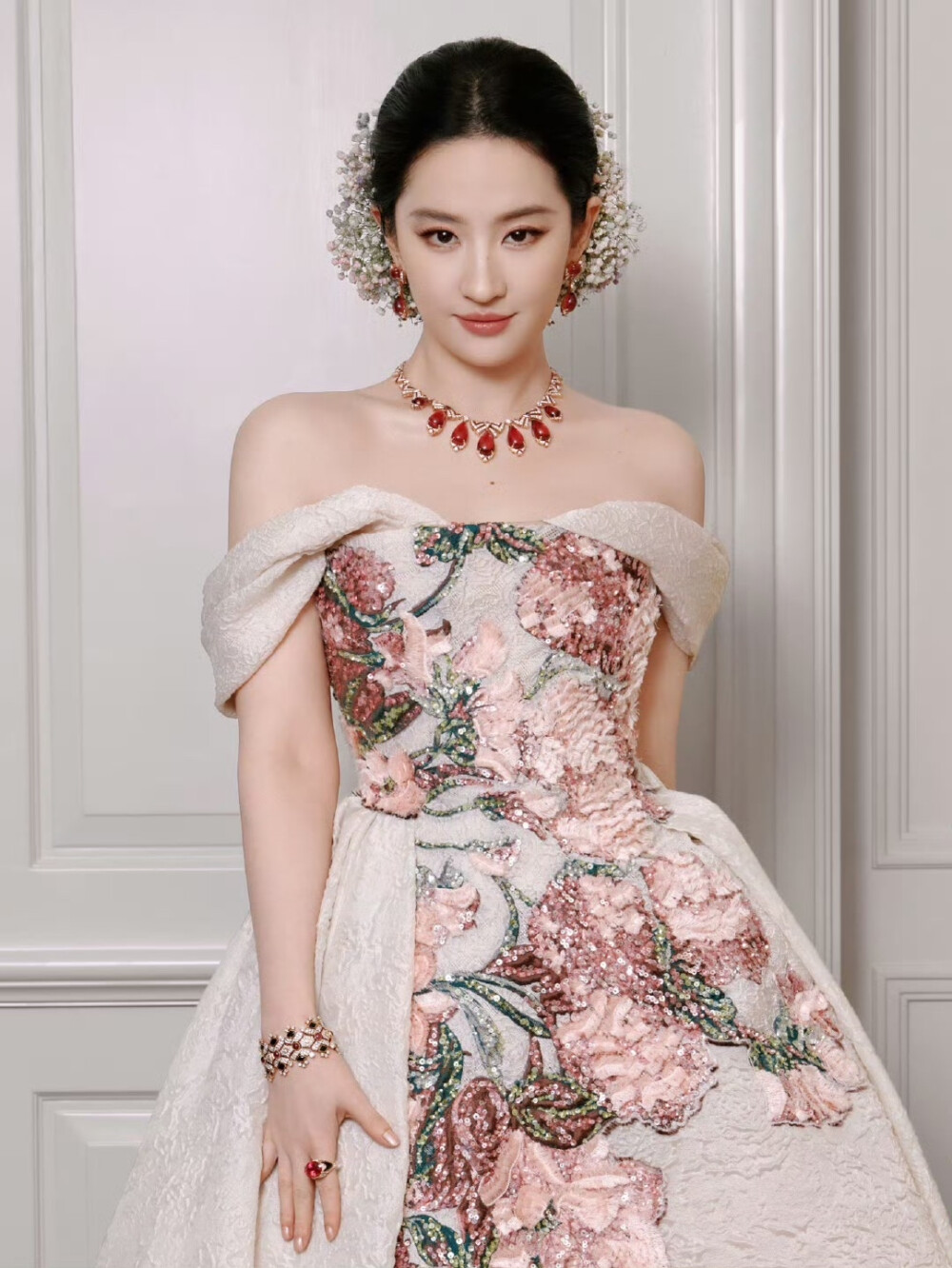 刘亦菲出席2025 VOGUE时尚之力二十周年盛会造型图集，Elie Saab 2025秋冬系列高定礼服搭配Bvlgari宝格丽高级珠宝2025.10.23