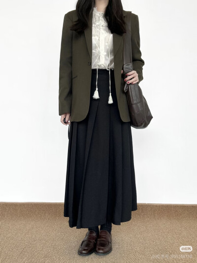 西装外套搭裙子