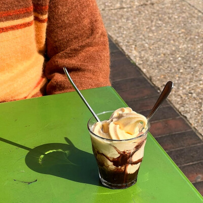 日常
蔓草绿幕浸苔痕