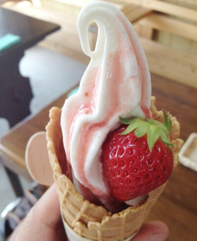 草莓冰激凌