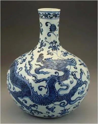 明永乐  青花龙纹天球瓶 
故宫博物院藏
