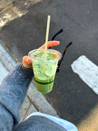 日常
蔓草绿幕浸苔痕