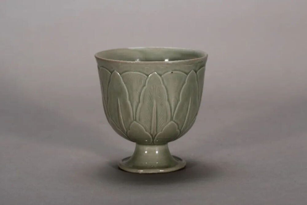 北宋 越窑青釉刻花蕉叶纹高足杯
观复博物馆藏
