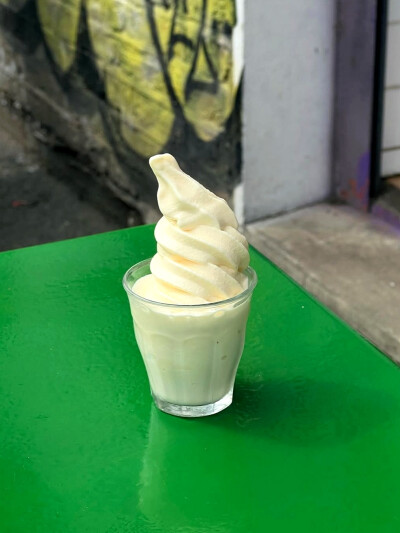 日常
蔓草绿幕浸苔痕