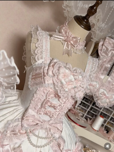 好像可以搭配樱花树下的告白，有点心动这个内搭了，米米嘟
#lo安利 #lo安利娘 #lo裙安利 