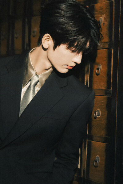 张凌赫
cr.@九方阙