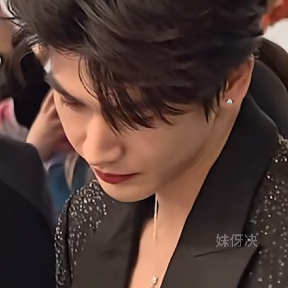 木质香蔓延雨季伞骨锈蚀着爱的气息