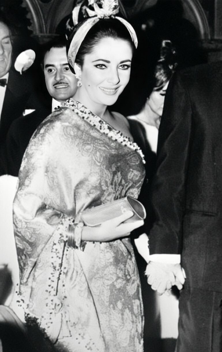 1964年12月2日，伊丽莎白·泰勒与理查德·伯顿在巴黎出席活动。