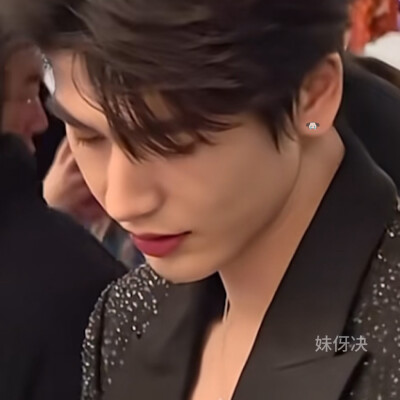 木质香蔓延雨季伞骨锈蚀着爱的气息