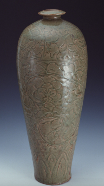 ▲ 宋 耀州窑青釉刻花牡丹纹梅瓶 上海博物馆藏；其釉色特征在暖光下更为明显。