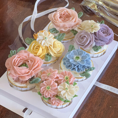 1、意外获得并摄入美丽花朵小蛋糕一枚，猜猜我选了哪个颜色？
2、面饼+鱼丸=猫爪
3、菜地的大滨菊死于2025年夏季的高温干旱。
4、真想把世界上所有可爱小猫咪的头都嗦一遍！
5、杂货铺老板养了两只大鹅。
6、爱吃草…