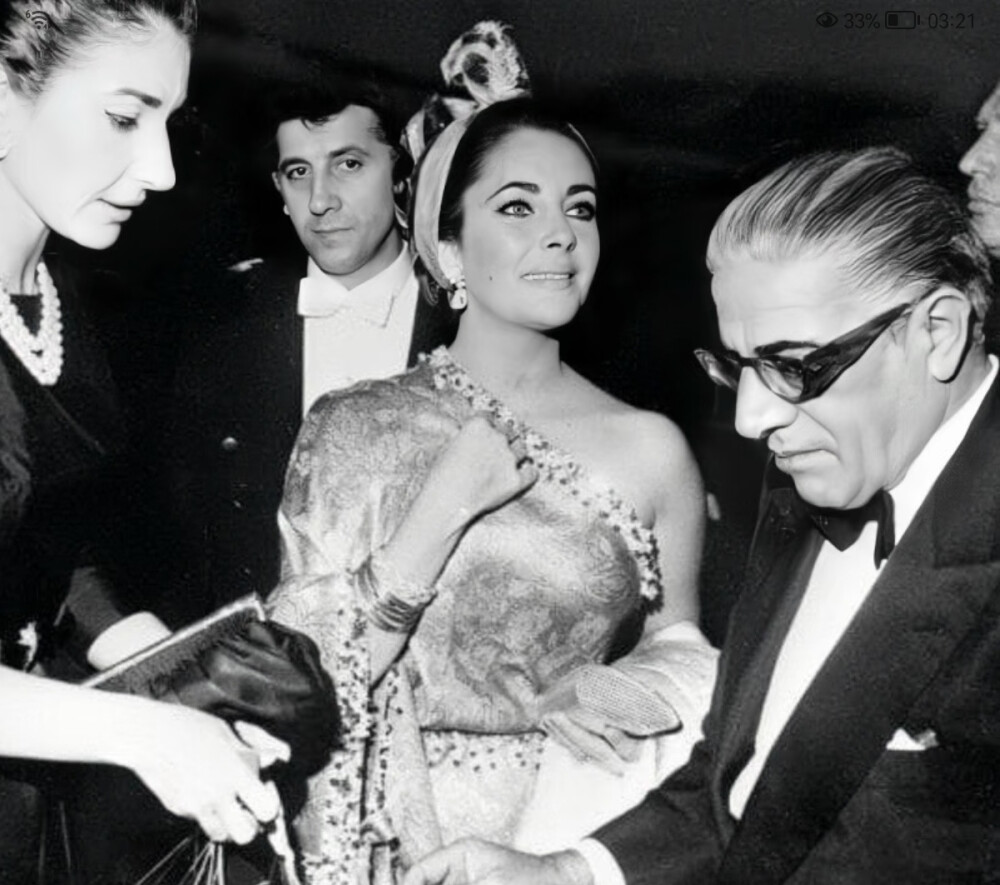 1964年12月2日，伊丽莎白·泰勒与理查德·伯顿在巴黎出席活动。