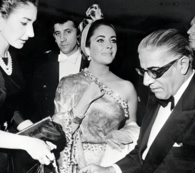 1964年12月2日，伊丽莎白·泰勒与理查德·伯顿在巴黎出席活动。