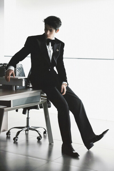 张凌赫
cr.@九方阙