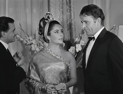 1964年12月2日，伊丽莎白·泰勒与理查德·伯顿在巴黎出席活动。