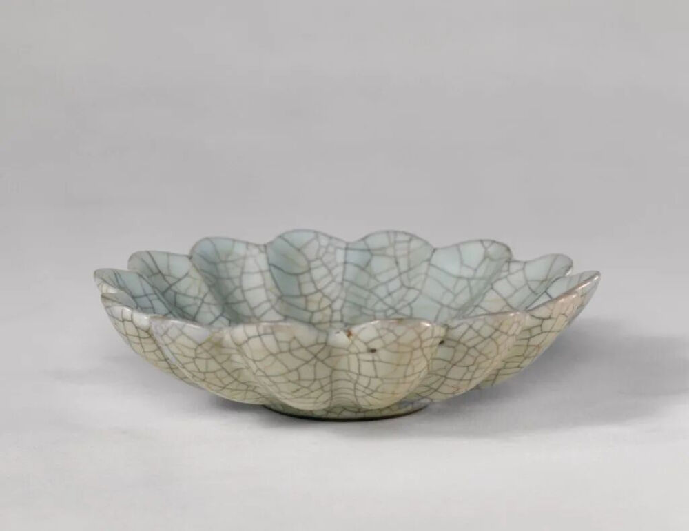 宋 哥窑青釉菊瓣式盘 故宫博物院藏