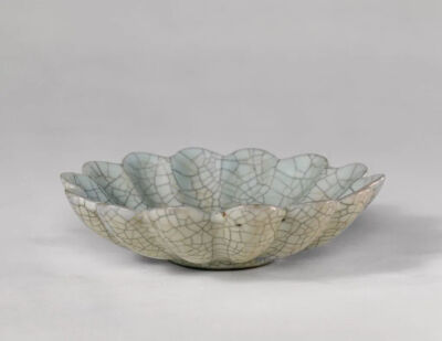 宋 哥窑青釉菊瓣式盘 故宫博物院藏