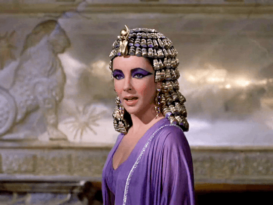 1963年电影《埃及艳后》里的伊丽莎白·泰勒 ​​​