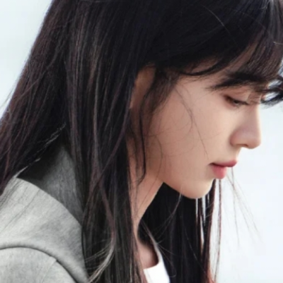 你的眼睛里有海，烟波蓝，两颗黑瞳是害羞的泅泳的小鲸