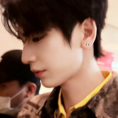 第一次见他 濯濯潇雨吻于我的眉睫