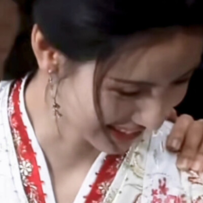 花又开了，花开成海。海又升起，让水淹没。你来了来了，一场生生世世的约会，我不再单独走过秋天