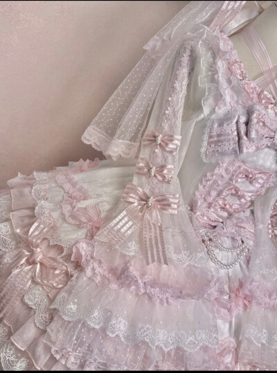 不是这个白粉款真的绝啦好嘛，好喜欢这种花嫁款，超级貌美的嘞
#lo #lolita #lo安利