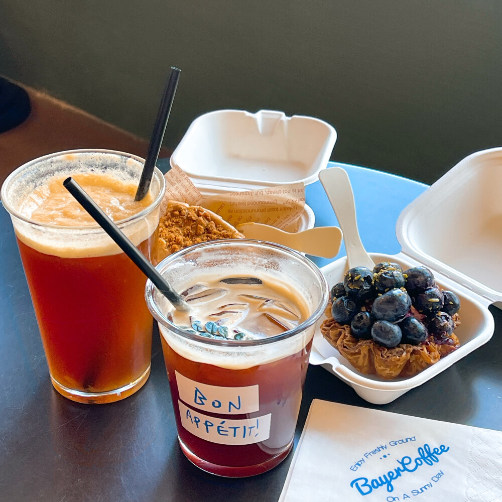 菠萝气泡美式配蓝莓挞，流苏焦糖巴斯克