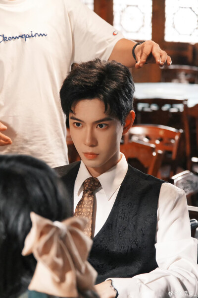 被读心后团宠大小姐人设又崩了
女主时愿愿（石雪婧 饰）穿书到80年代，成为残疾大佬陆远修（黄浩雯 饰）