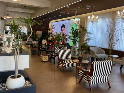 商场对面，街边公园咖啡店