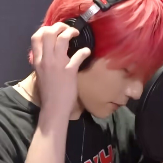 谁呀
恭喜你中大奖了
你才中大奖呢
你全家都中大奖
你以为我强哥那么好忽悠吗啊