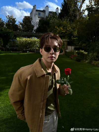 刘宪华Henry-Lau：
来巴黎感觉都变浪漫了一些。