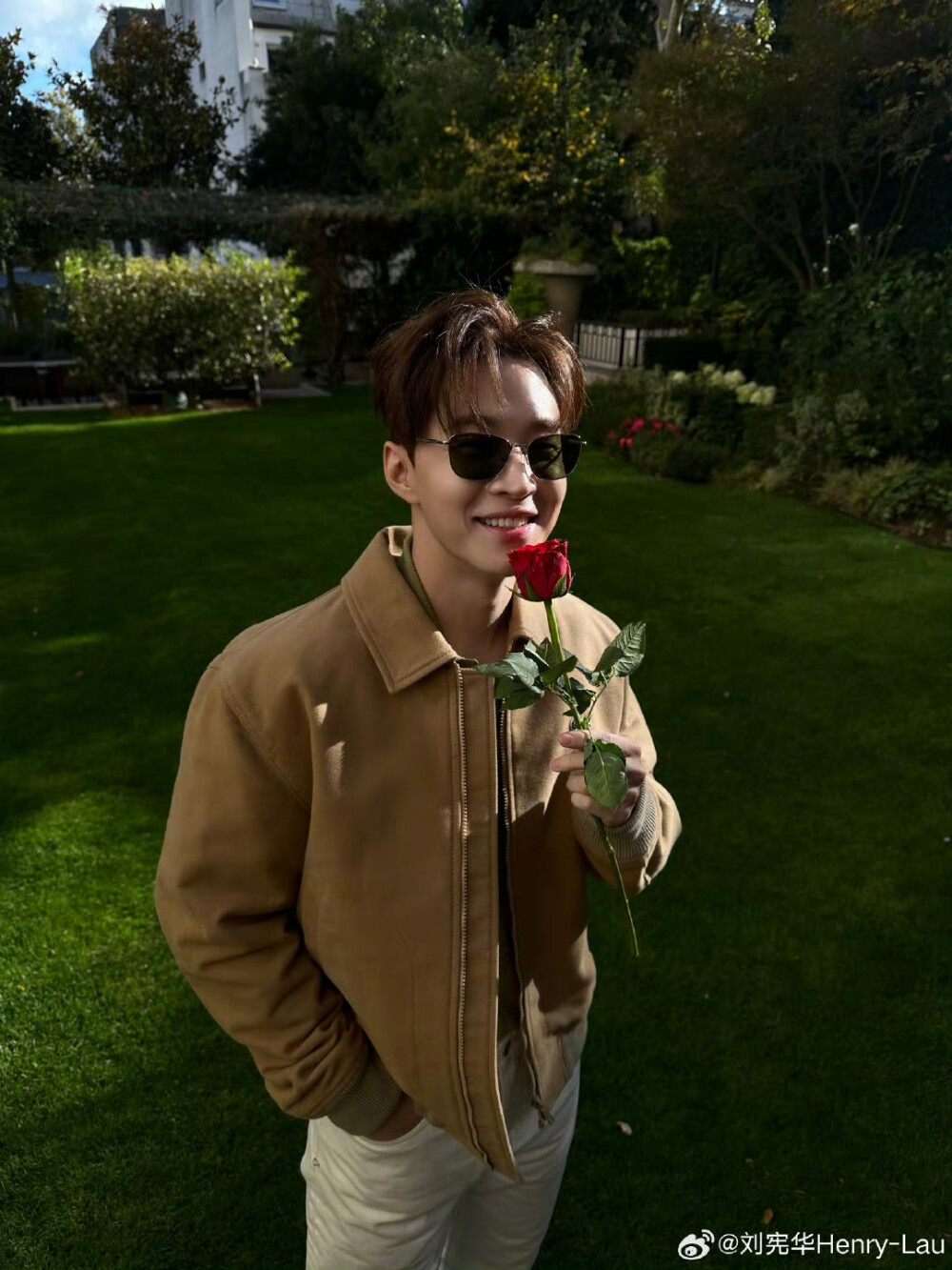 刘宪华Henry-Lau：
来巴黎感觉都变浪漫了一些。