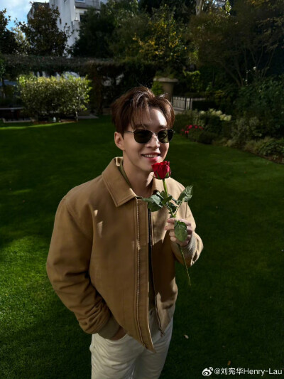 刘宪华Henry-Lau：
来巴黎感觉都变浪漫了一些。