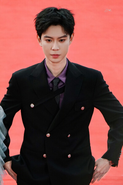 黄浩雯 #横店微短剧之夜##横店影视节#
20251102｜横店微短剧之夜红毯
