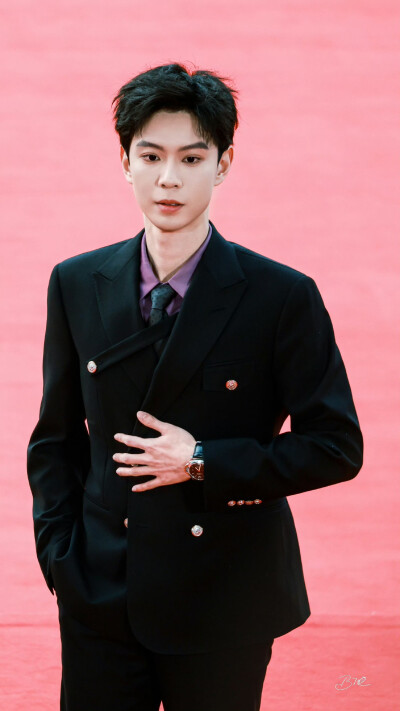 黄浩雯 #横店微短剧之夜##横店影视节#
20251102｜横店微短剧之夜红毯
