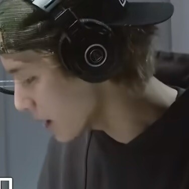 谁呀
恭喜你中大奖了
你才中大奖呢
你全家都中大奖
你以为我强哥那么好忽悠吗啊