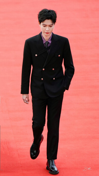 黄浩雯 #横店微短剧之夜##横店影视节#
20251102｜横店微短剧之夜红毯
