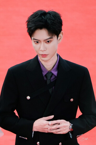 黄浩雯 #横店微短剧之夜##横店影视节#
20251102｜横店微短剧之夜红毯
